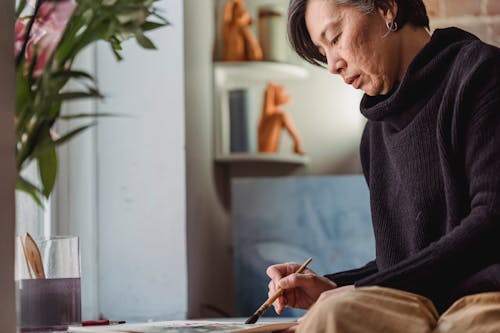 Free A Woman Painting an Artwork Stock Photo