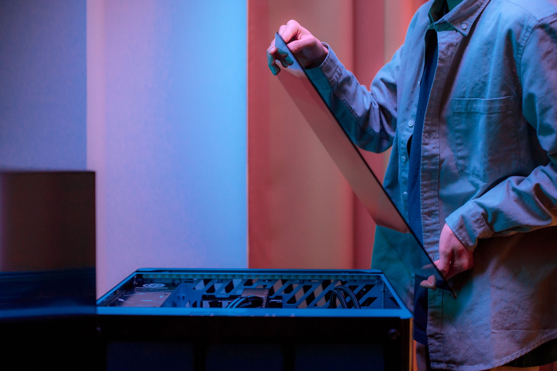 Mini PC vs Small Form Factor: Which Small PC Should You Build?