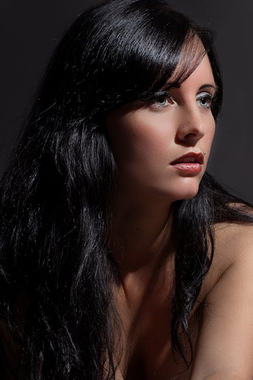 Darmowe zdjęcie z galerii z brunetka, długie włosy, fotografia portretowa