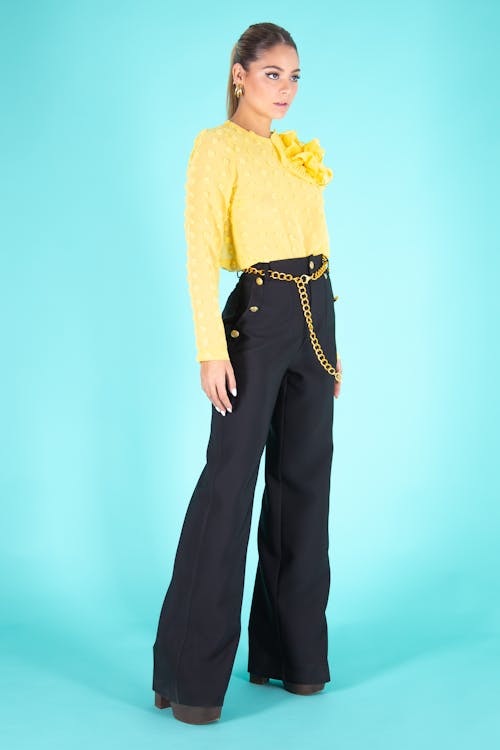 노란색 긴 소매, 멀리보고, 모델의 무료 스톡 사진