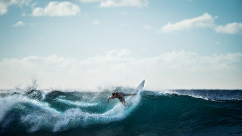 Persoon Rijden Op Witte Surfplank Surfen