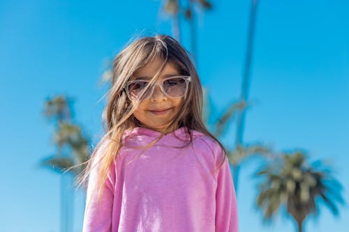 Femme En Pull Rose Portant Des Lunettes Encadrées Marron