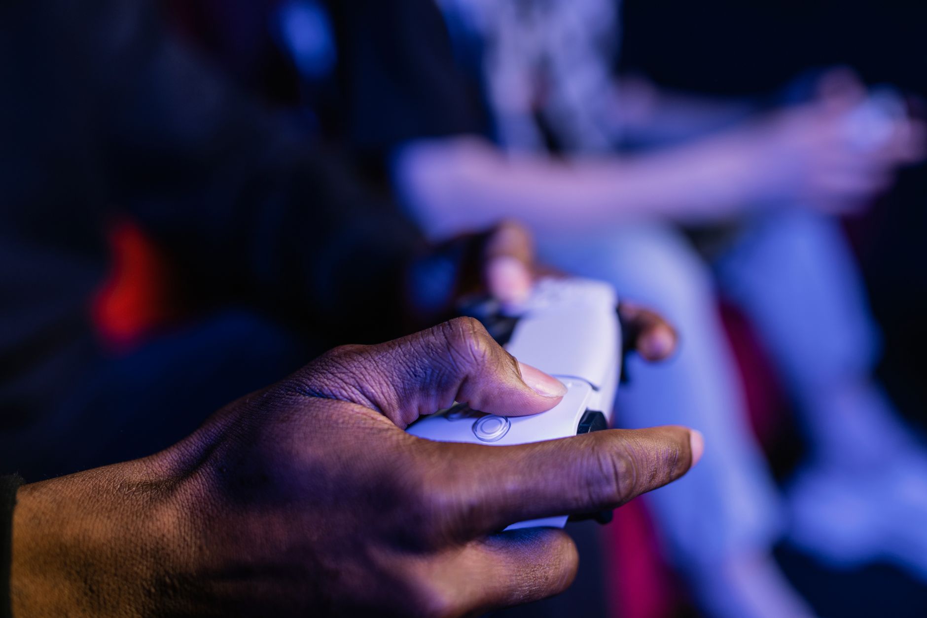 Uma foto em close mostrando mãos segurando um controle de vídeo game, perfeito para temas de jogos.