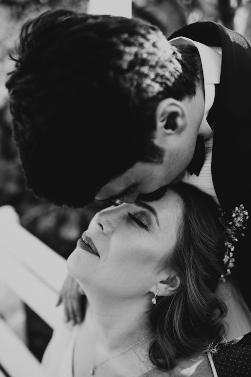 Free Groom kissing bride in forehead Stock Photo