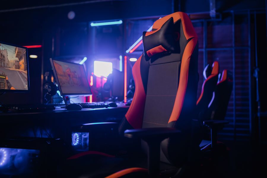 Setup gaming con silla y monitores