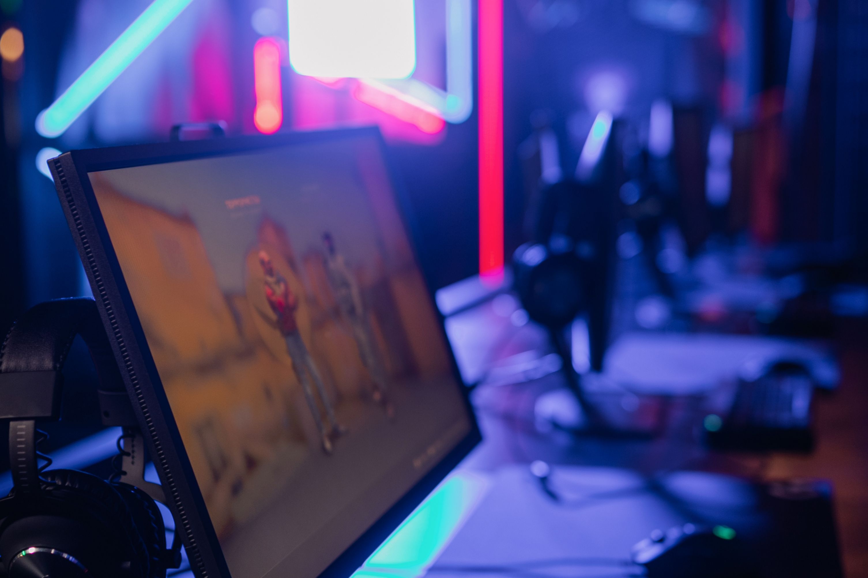 Monitor do gier i mysz gamingowa