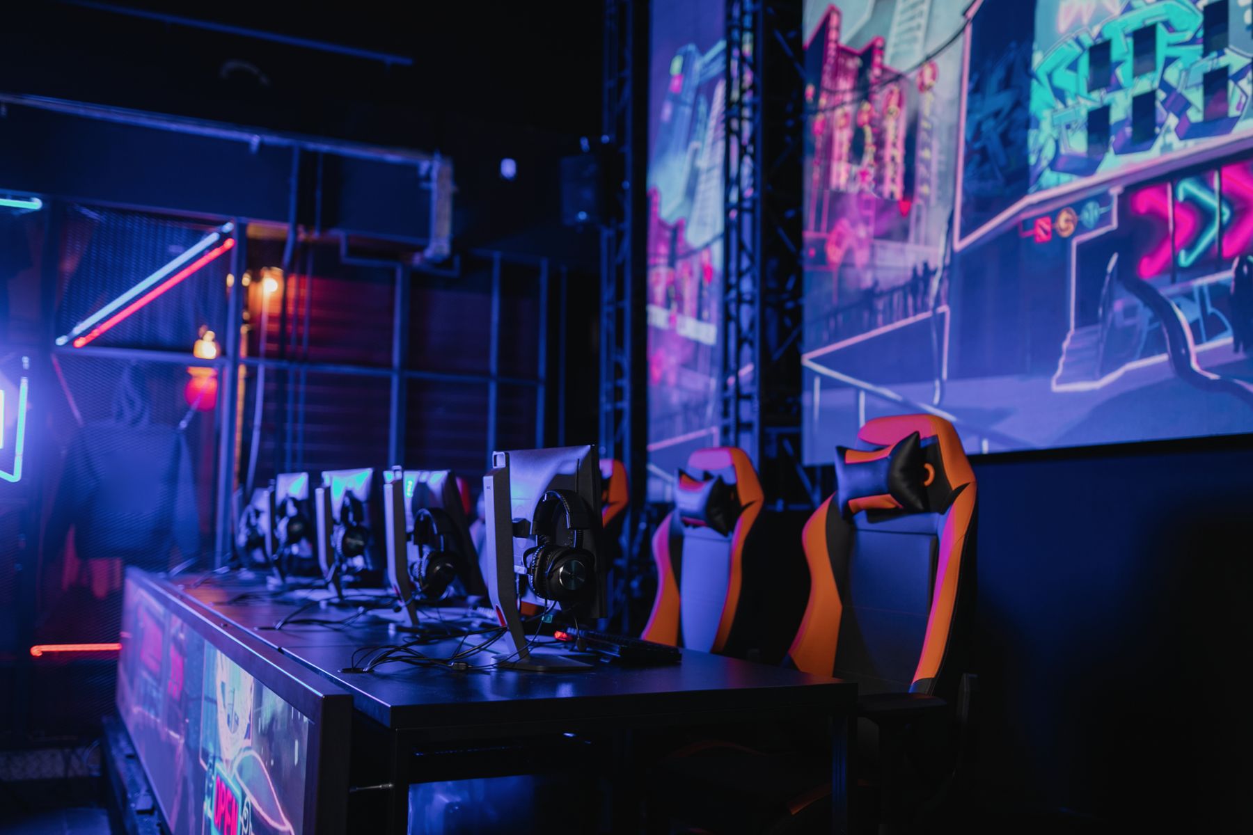 Organized streaming desk with microphone, monitors, lighting and gaming peripherals