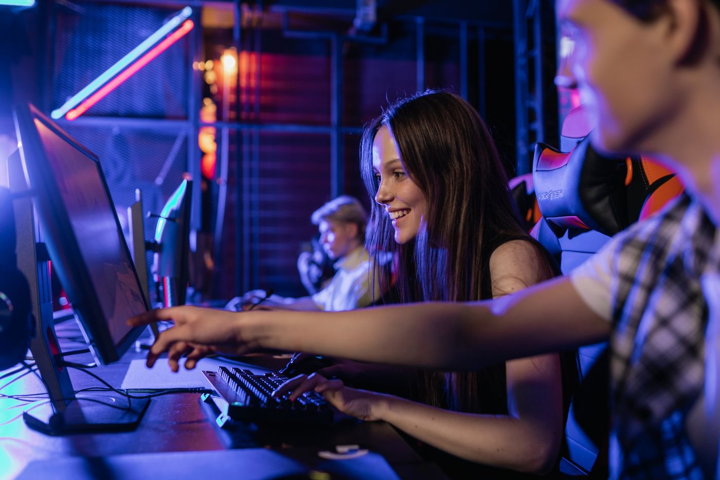 Postazioni di gioco illuminate durante una sessione in una sala gaming