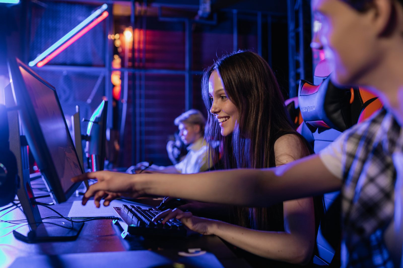 Ambiente di gioco digitale illuminato, riferimento al settore dei giochi e delle app mobile