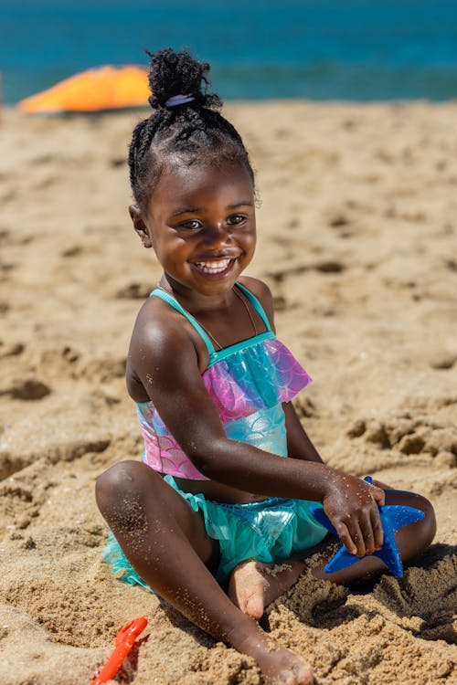 Gratis stockfoto met aanbiddelijk, afro-amerikaanse meid, badmode