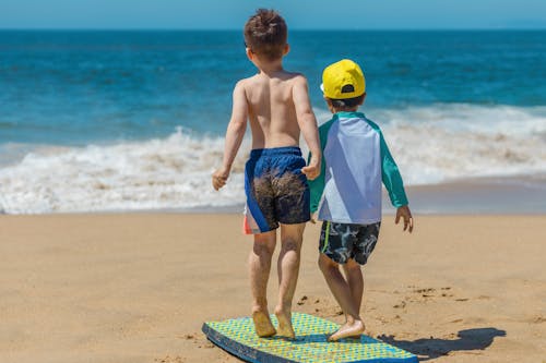 Photos gratuites de bord de mer, debout, enfants