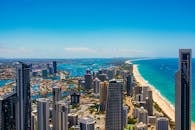 黄金海岸的摩天大楼、海滩和海洋，构成了一幅令人惊叹的空中城市景观