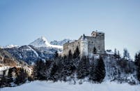 奥地利诺德斯山脉中坐落着一座美丽的白雪皑皑的城堡