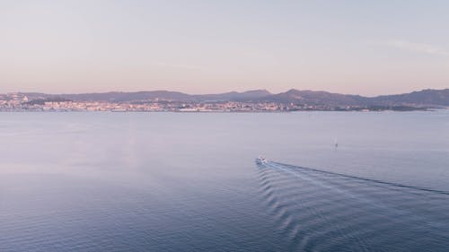 Photos gratuites de bateau à moteur, coucher de soleil, eau