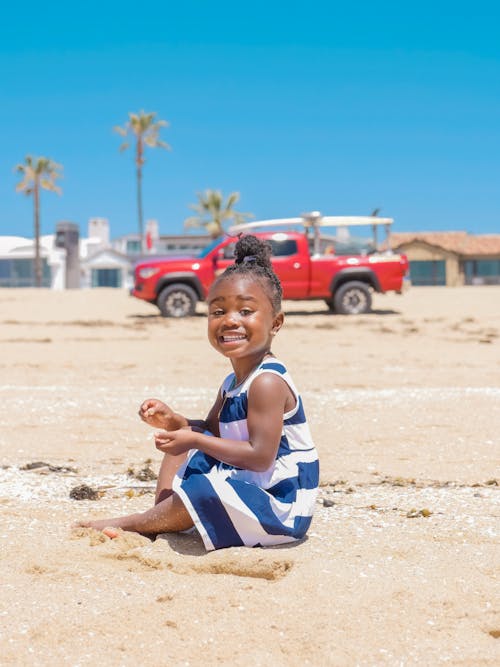 Gratis lagerfoto af afrikansk amerikansk pige, glad, lodret skud