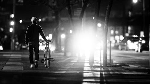 Foto d'estoc gratuïta de bici, blanc i negre, caminant