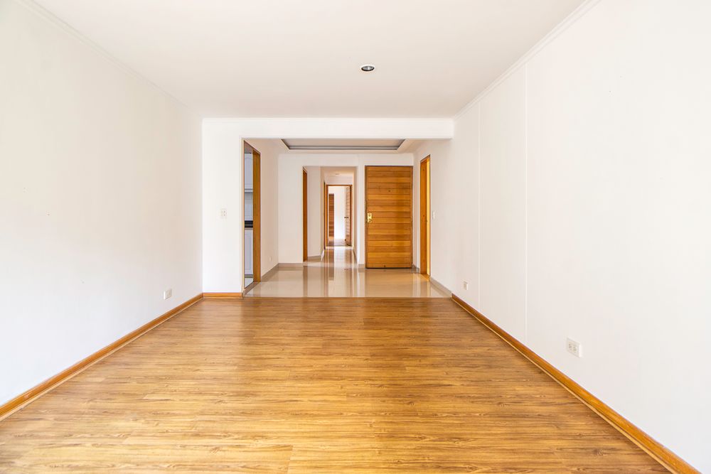 Interno di un appartamento vuoto con parquet, tipico degli immobili del centro di Vicenza