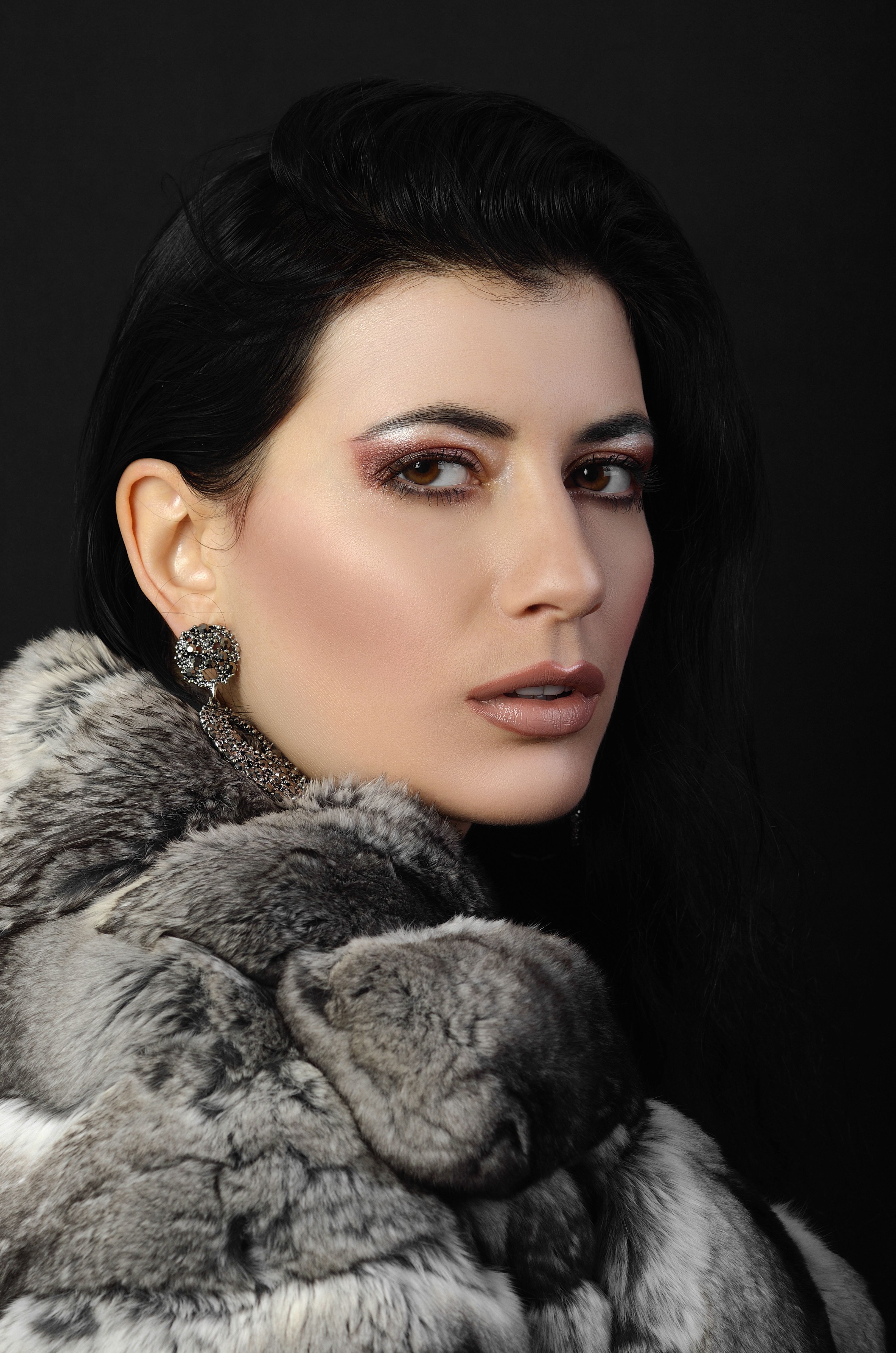 Elegant portrait of a woman in faux fur showcasing fashion and beauty.