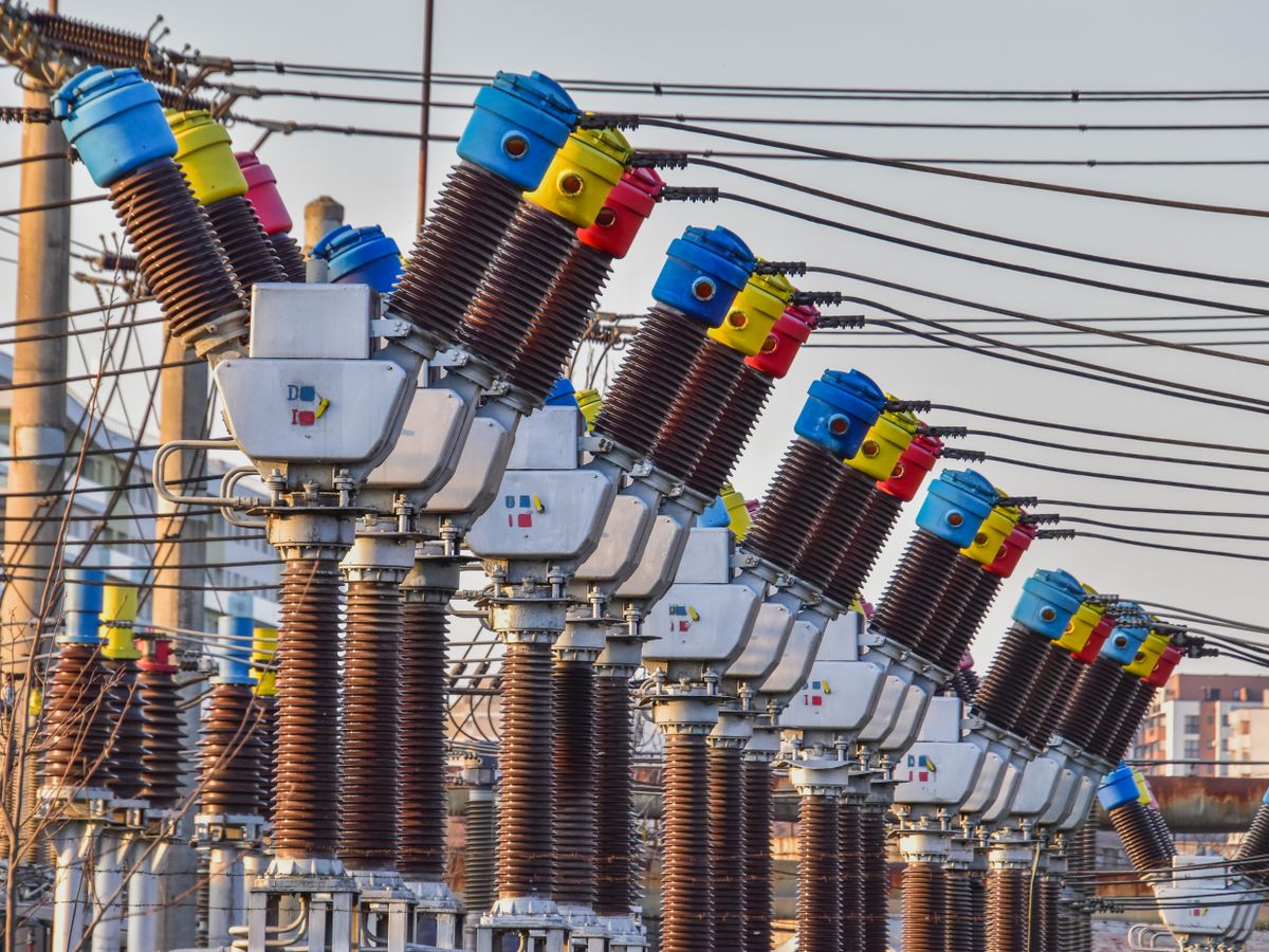 Isolateurs et appareillage électrique en gros plan