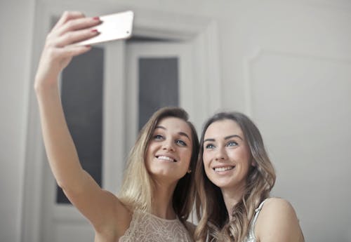 Foto profissional grátis de adolescente, alegria, amigo