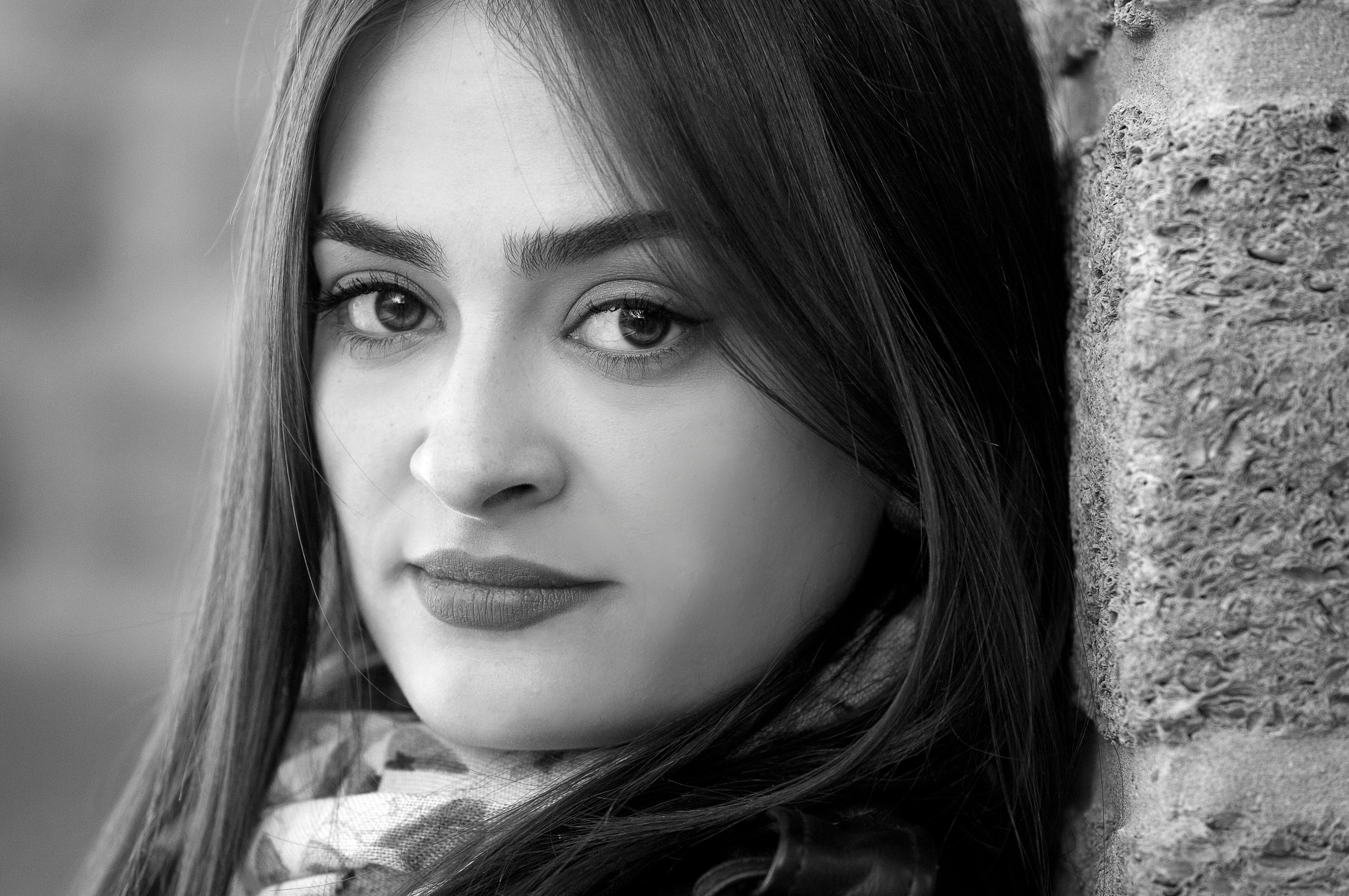 Kostenlos Monochrome Fotografie Einer Frau, Die An Die Wand Lehnt Stock-Foto