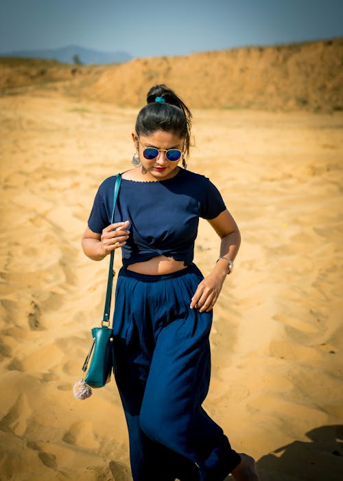 Foto profissional grátis de alforje, andando, deserto