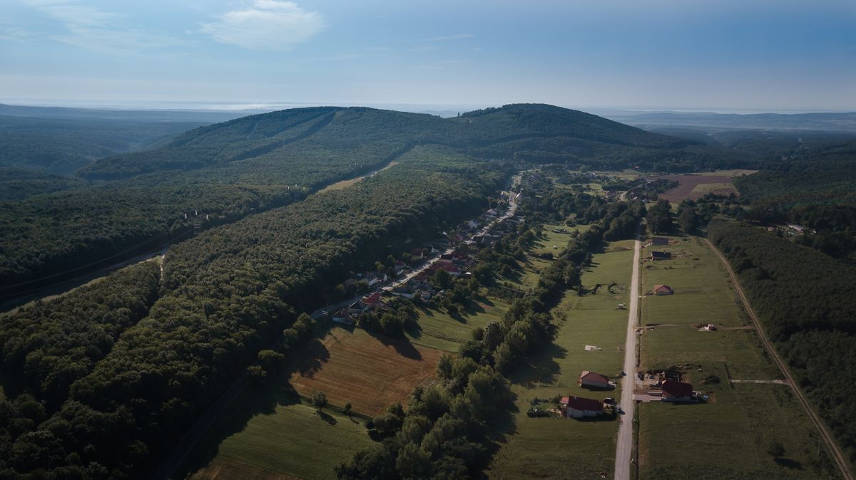 Vedere aeriană a unui sat mic într-o pădure