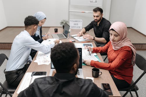 Photos gratuites de bureau, collaborateurs, échanger des idées