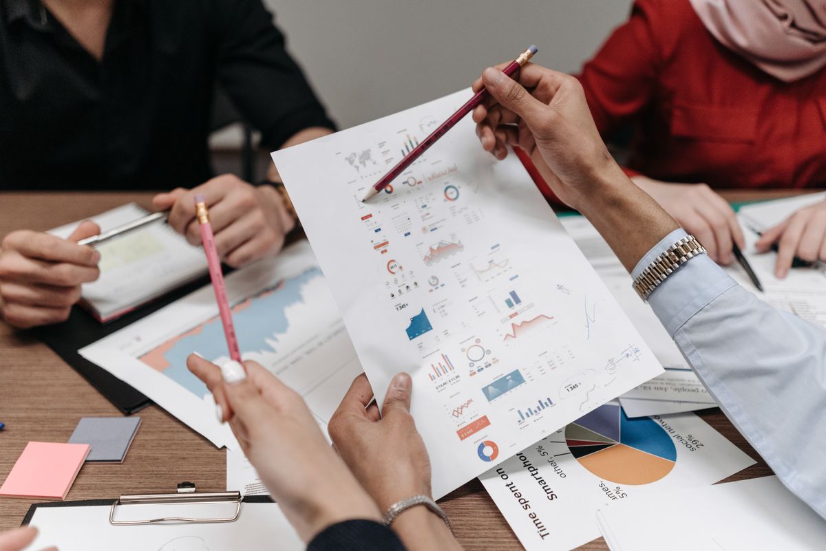 Équipe d'un organisme de formation analysant les tendances du marché de la formation professionnelle