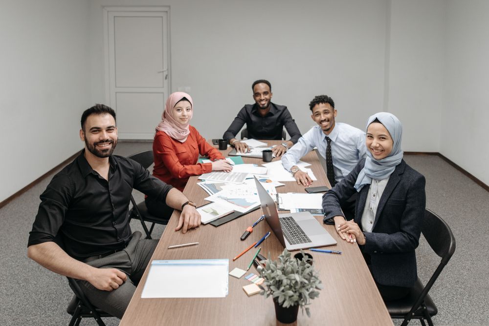 Equipe multiculturelle de salaries collaborant lors d'une formation professionnelle dans un bureau moderne