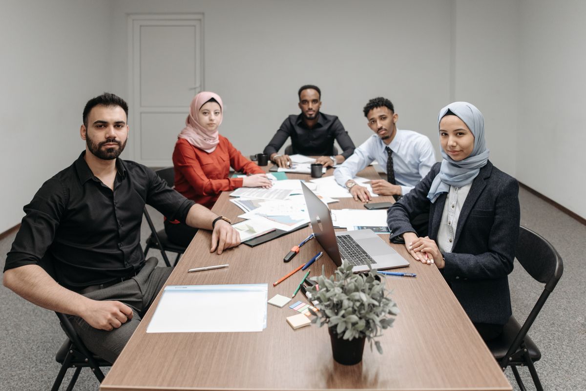 فريق عمل متنوع في اجتماع داخل مكتب حديث