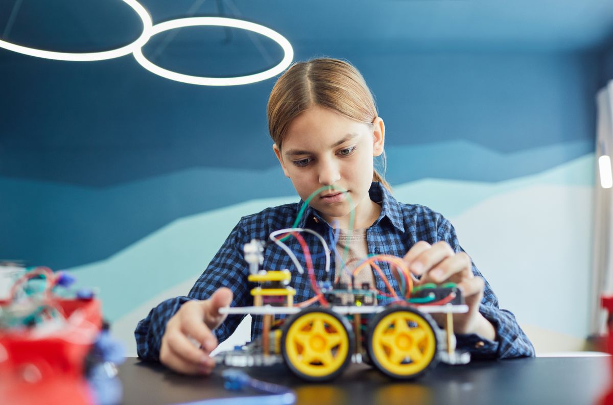 Robotik kodlama yapan öğrenci