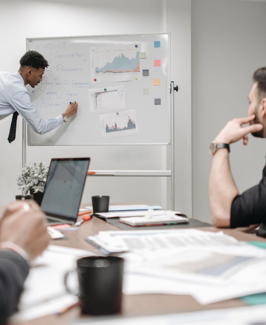Consultants discutant d'un dossier au bureau