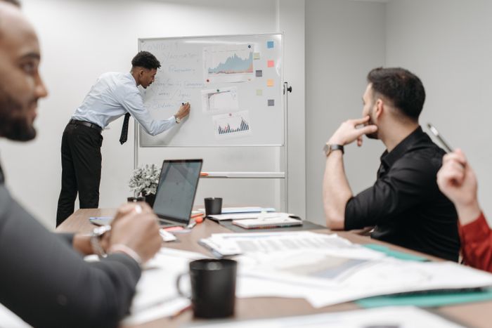 Equipo analizando datos de negocio