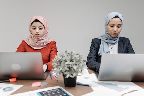 Fotos de stock gratuitas de cara seria, empleados, hijabs