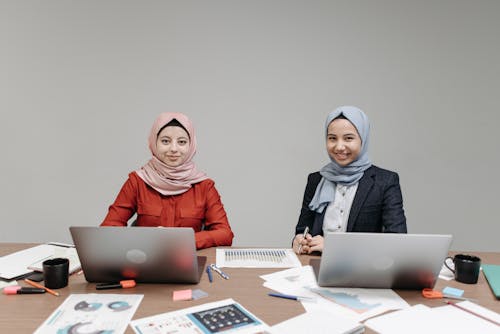 Fotos de stock gratuitas de empleados, escribir a máquina, hijabs