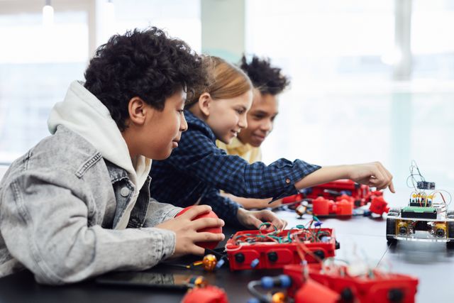 Enfants explorant un projet de robotique et d'intelligence artificielle en classe