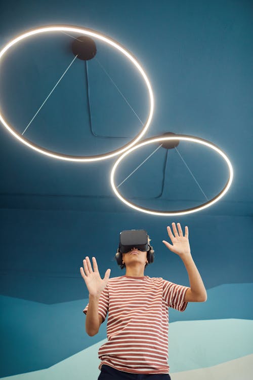 Free Boy standing in VR headset Stock Photo