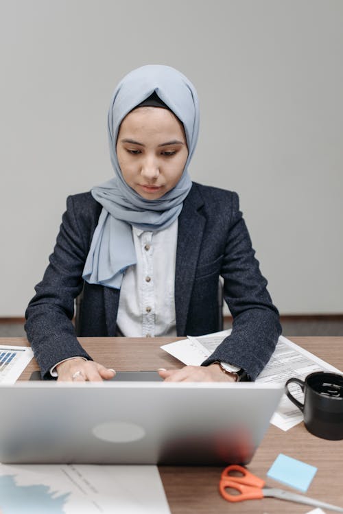 Ilmainen kuvapankkikuva tunnisteilla hijab, kannettava tietokone, kirjoitus Kuvapankkikuva