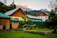 这座迷人的山间小屋拥有郁郁葱葱的花园，夏季可欣赏阳光明媚的山峰景色