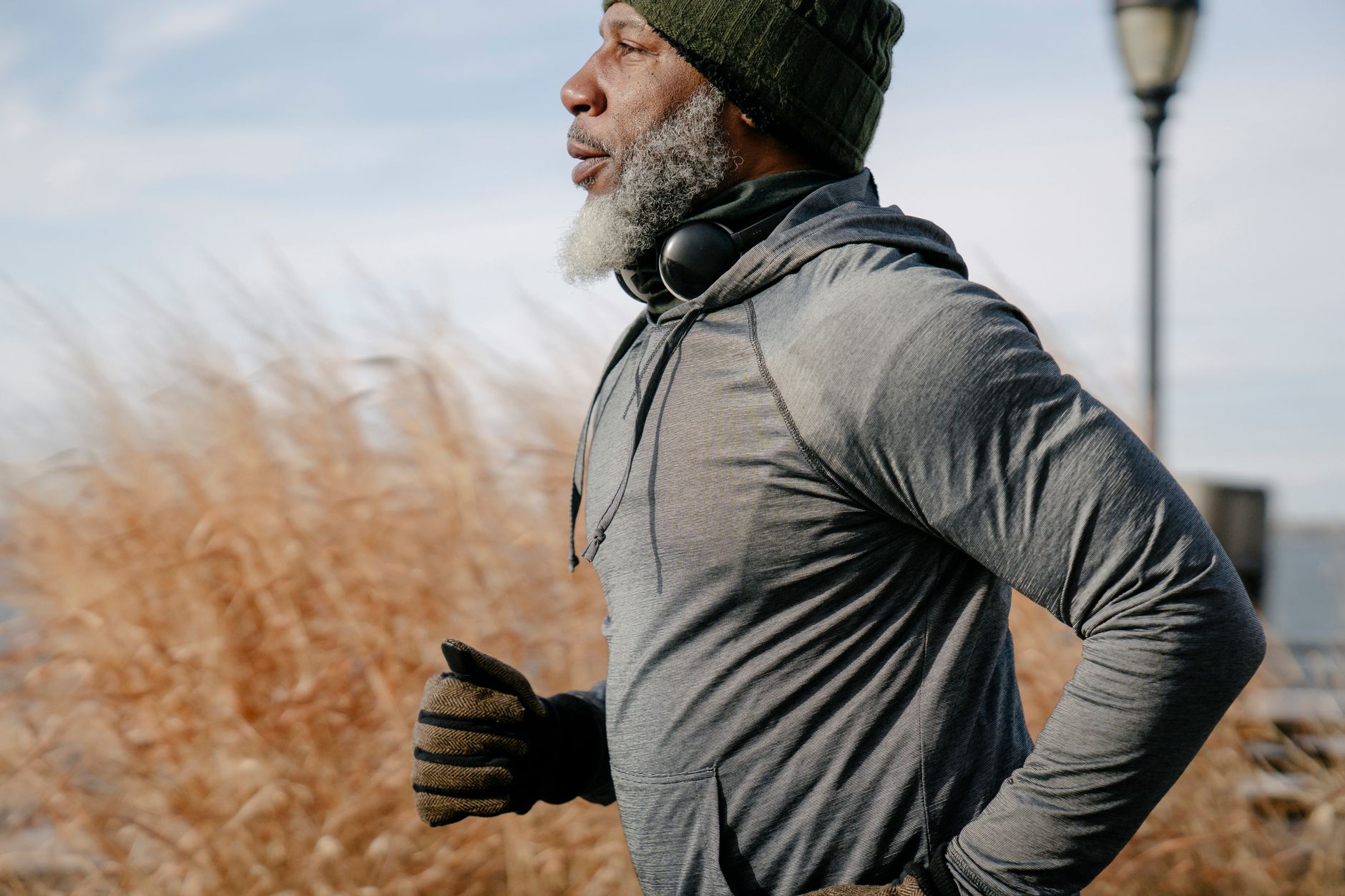 유병자도 안심하고 가입할 수 있는 보험, 2025년 최신 가이드 4 Senior African American man enjoying a run outdoors in warm autumn clothing.