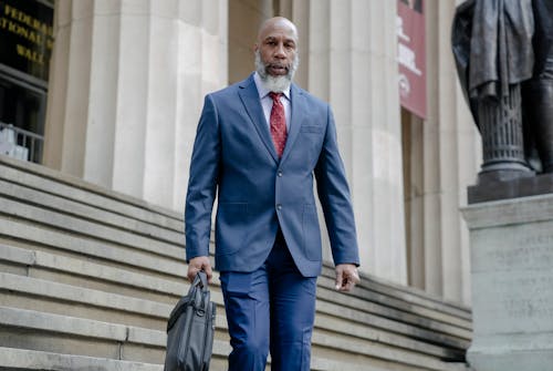 Kostenloses Stock Foto zu afroamerikanischer mann, ansehnlich, anzug