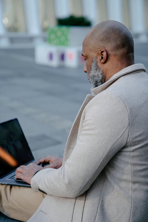 Kostenloses Stock Foto zu afroamerikanischer mann, arbeiten, bart