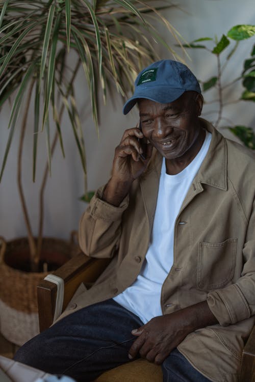 Kostnadsfri bild av afroamerikan, äldre man, bärbar enhet
