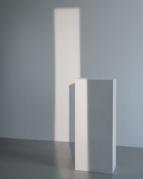 Dramatische Schatten & Weltraum – Minimalistisches Wallpaper