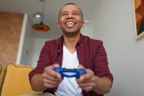 Ilmainen kuvapankkikuva tunnisteilla afroamerikkalainen mies, hymyily, leikkiminen