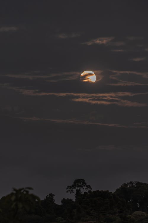 Darmowe zdjęcie z galerii z astrofotografia, chmury, księżyc