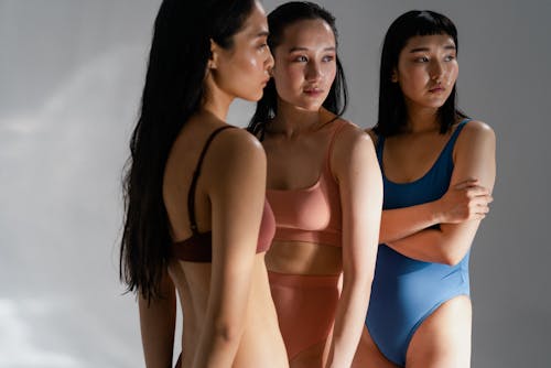Tiga wanita Asia anggun berbikini