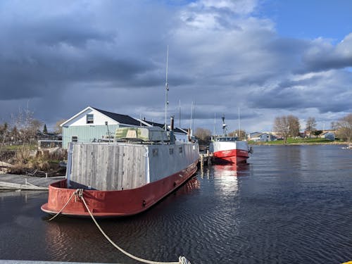 Gratis arkivbilde med båter, elv, hus