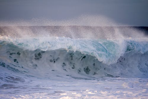 Free Ocean Waves Crashing on Shore Stock Photo